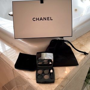 CHANEL eyeshadow palate, Blurry Blue, packaging complete &included, used once
